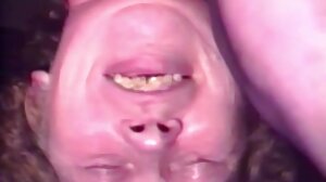 Drobna retro erotyka mamuśka August dostaje wytrysk na twarz