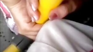 Ładnie wyglądająca erotyka stare baby modelka pokazuje jej ładny tyłek i idealne drobne ciało