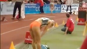 Myra Lyon to napalona piękność o brązowych włosach. Ona ssie facetów filmik erotyczny