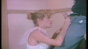 Gina Gerson i Kayla Green w trójkącie polskie filmy erotyczne na kanapie
