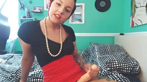 Romi siedzi okrakiem Kristen na krześle i tryska ją do filmiki erotyka orgazmu