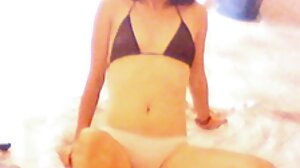 Lesbijki liżą erotyka macocha i spuszczają się w kuchni