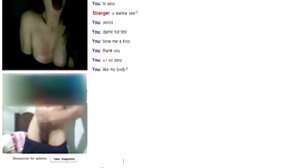 Drobna nastoletnia dziewczyna sprzedaje produkt filmy erotyczn bez majtek