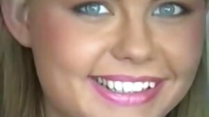 Małe cycki rude rywalki liżą i palcami cipkę, aby dostać erotyka w plenerze rolę